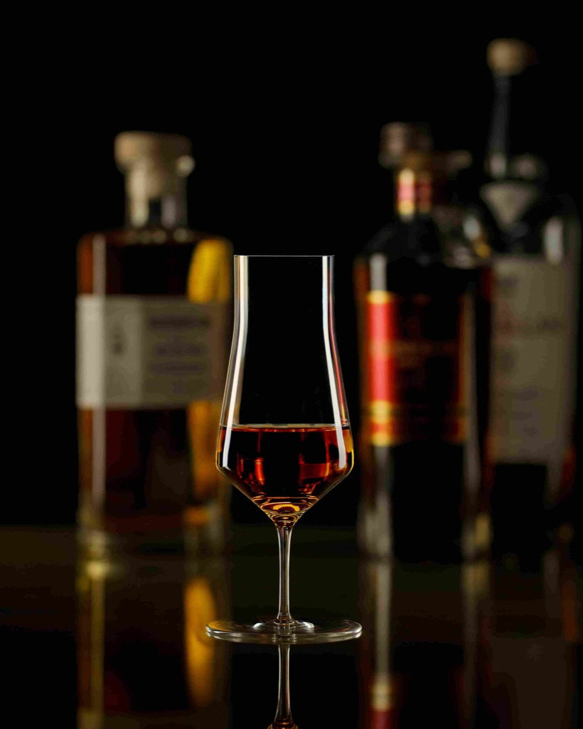 Zalto Denk'Art Cask -viskilasi, viskiä ja pulloja taustalla